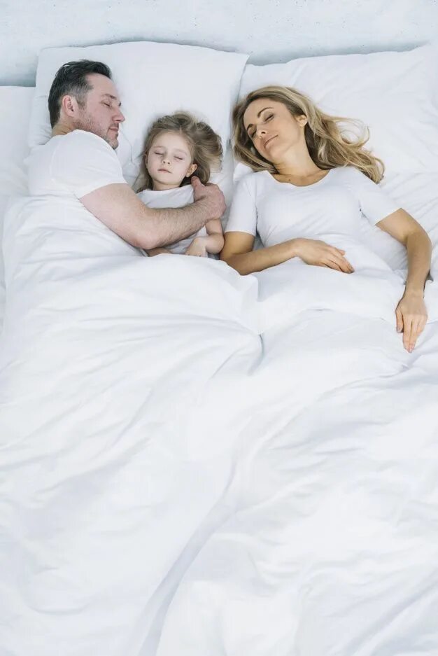 Совместный сон. Семья на кровати. Семейная кровать. 1 кровать с мамой
