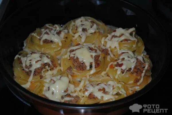 рецепт гнезд в мультиварке. мясные гнезда с яйцом в мультиварке. гнездо с фаршем на сковороде с подливкой. гнёзда с фаршем в мультиварке. рецепт гнезд в мультиварке.