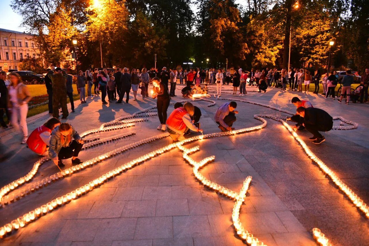 Акция памяти вк. Вечный огонь Ярославль. Свеча памяти. Акция свеча памяти. Флешмоб свеча памяти.