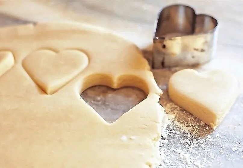 Выпекание песочного теста. Выпекание песочного теста. Раскатка теста для печенья. Песочная основа для пирога. Песочное тесто.