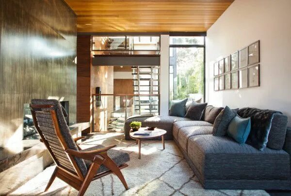 White Midcentury-Modern Living Room With Vaulted Ceiling Decoración retro de hog
