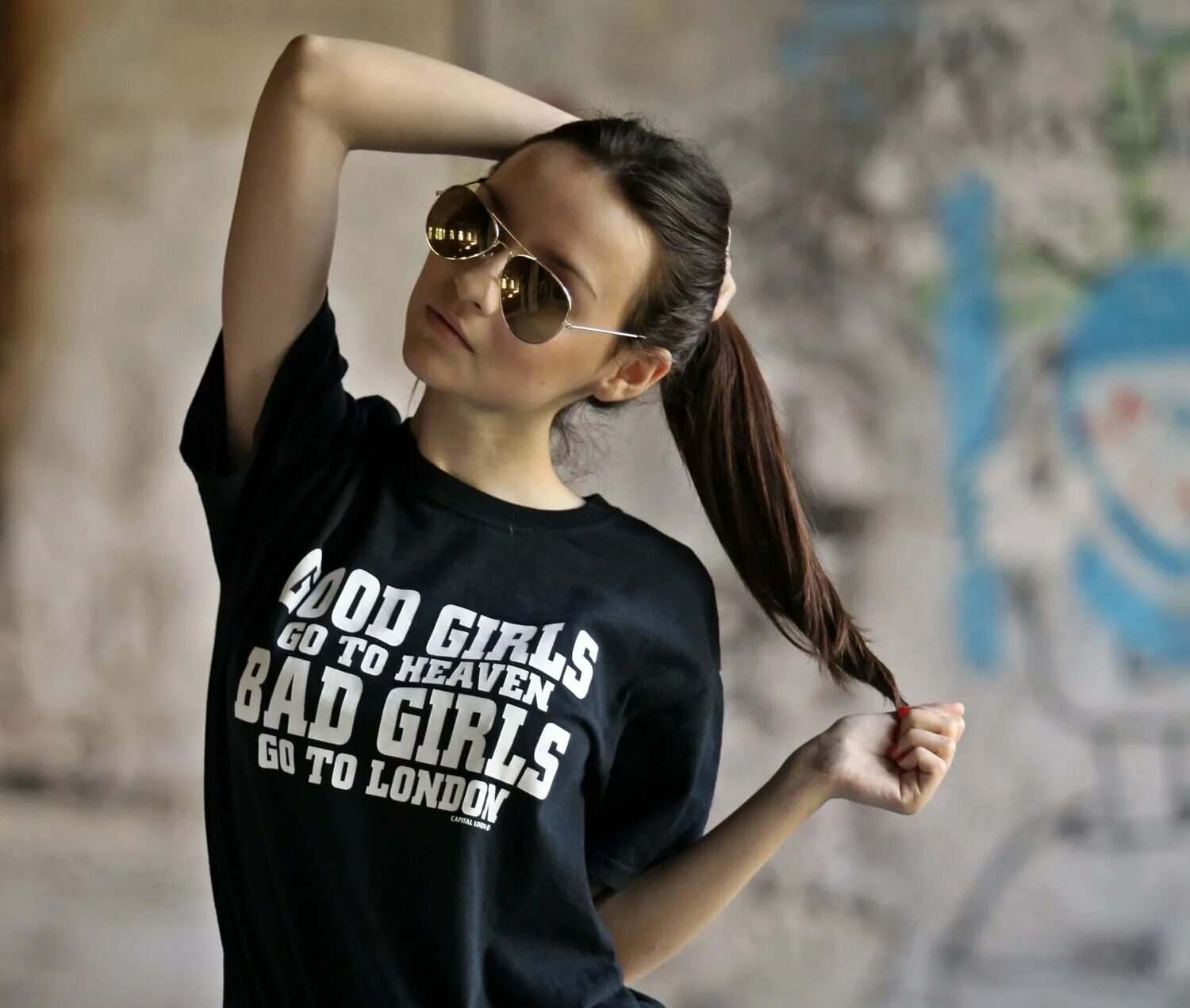 девушка в кожаной куртке. дерзкий 1 5 лет. крутая девушка. модные девчонки. крутая девочка в очках.