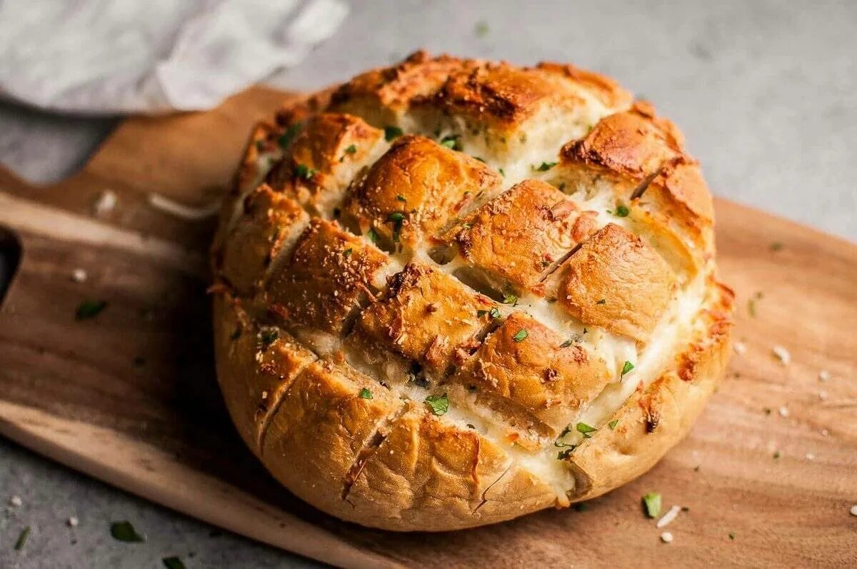 Чесночный хлеб. Сырно чесночный хлеб. Хлеб с сыром в духовке. Круглый хлеб вкусный.