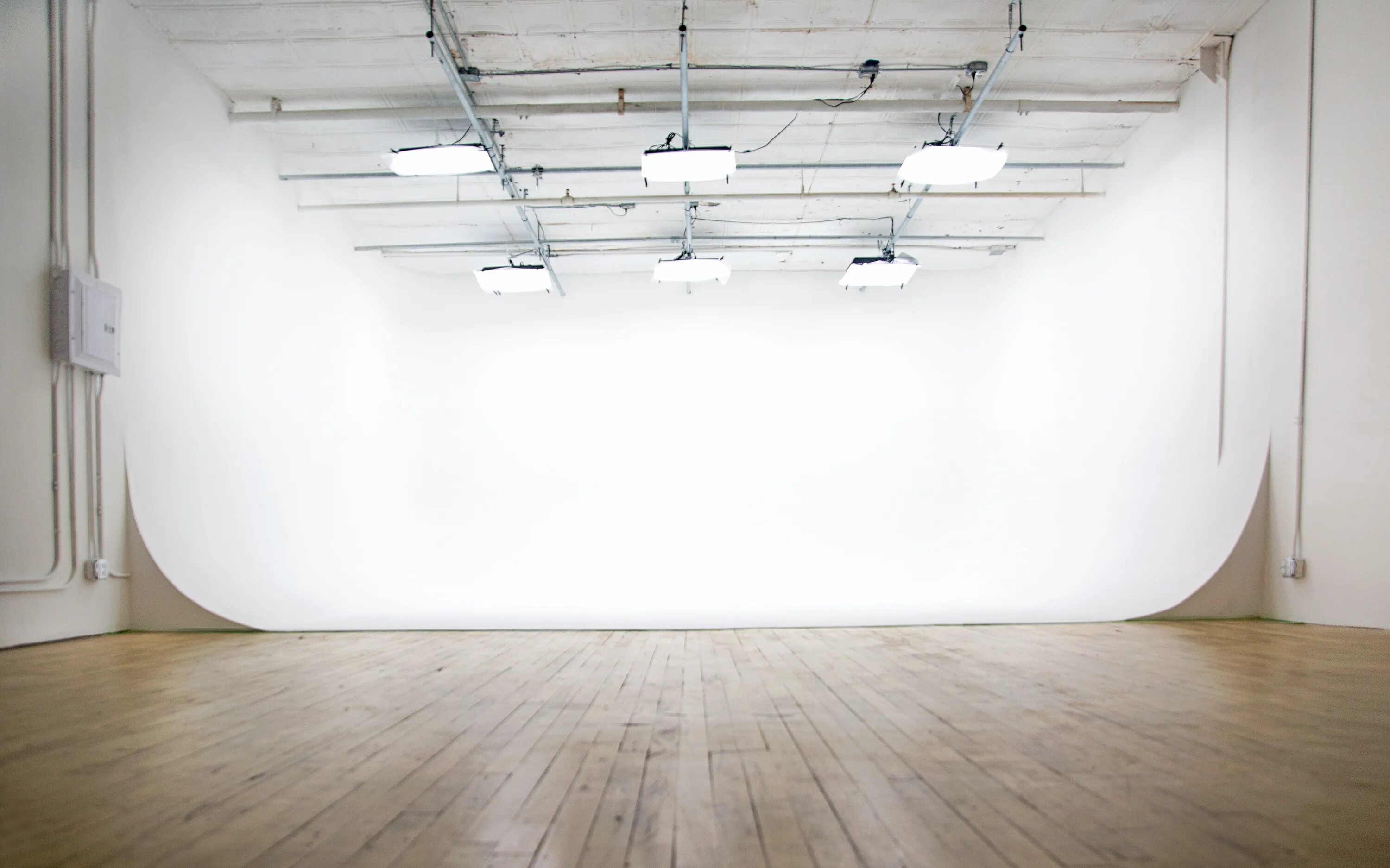 Фотофон циклорама. Студия с белой циклорамой. Циклорама с фонами в студии. Радиус циклорамы. Циклорама с фонами в студии.