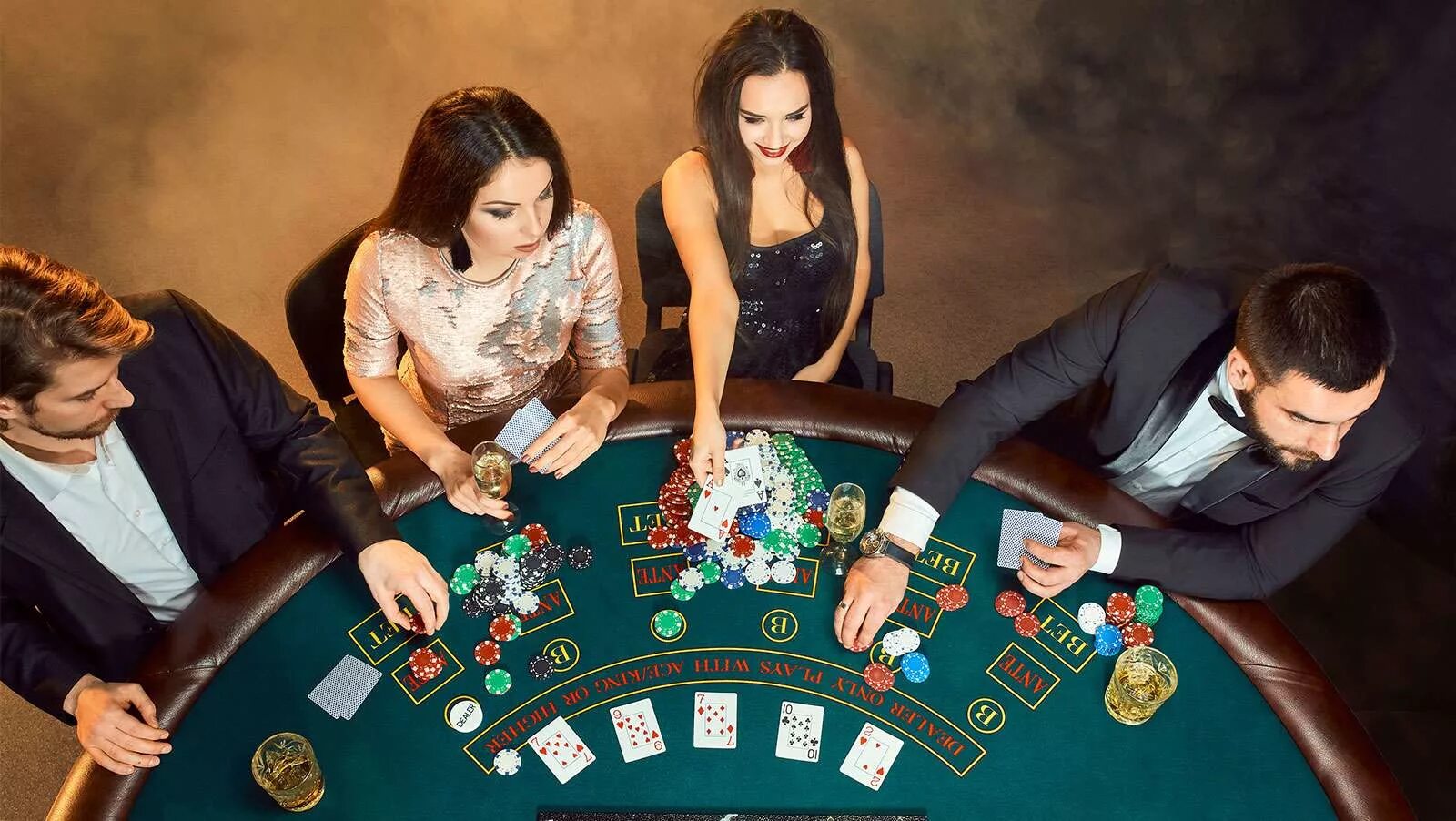 Игры в заведениях. Игра в Покер. Казино. Казино Покер. Люди за покерным столом.