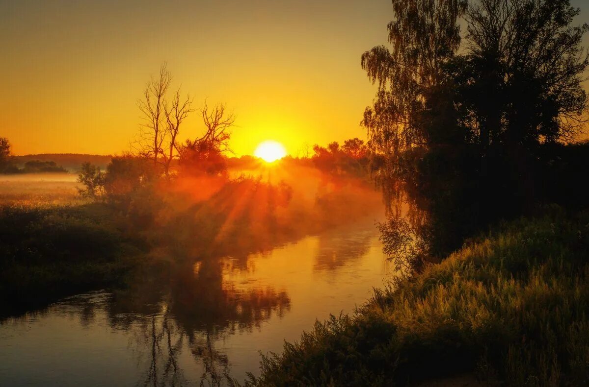 Рассвет над доном. Рассвет курск. Солнце не взошло. Багровый закат на реке. Солнце над доном.