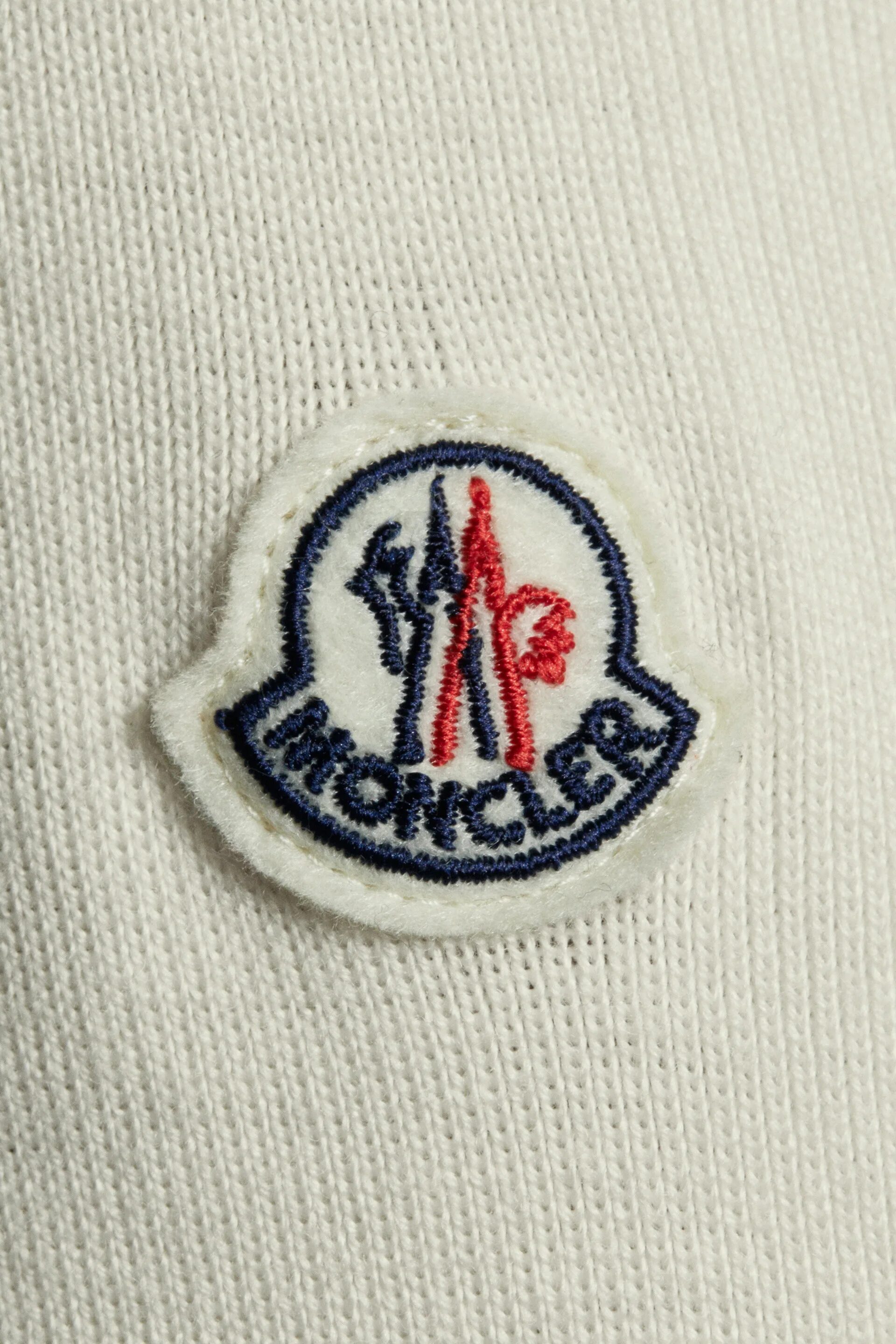 Проверка монклер. Moncler логотип. монклер логотип вышивка. девиз бренда moncler.