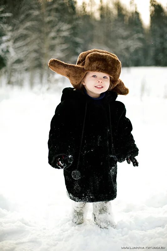 Фотосессия детская зимняя в шубе. Фотосессия ребёнка в шубке. Шуба на ребенка мальчика. Девочка зима. Зимняя фотосессия в шубах с детьми.