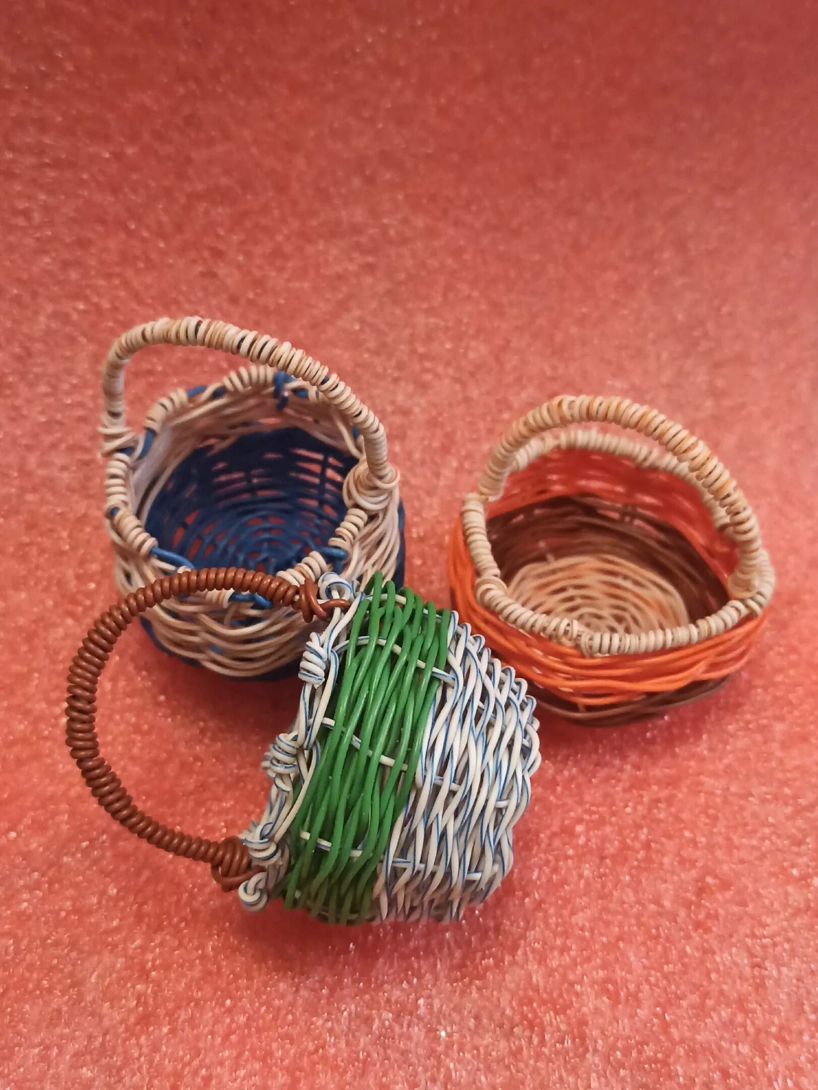 фигурки из проводов. плетение из проволоки. плетение из цветных проволочек. поделка паук из синельной проволоки. плетеные человечки из проволоки.