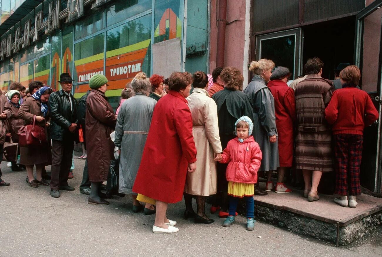 СССР В 90 Е годы очередь в магазин. Очереди 80-е СССР. Очереди в СССР 1980. СССР В 90 Е годы очередь в Москва.