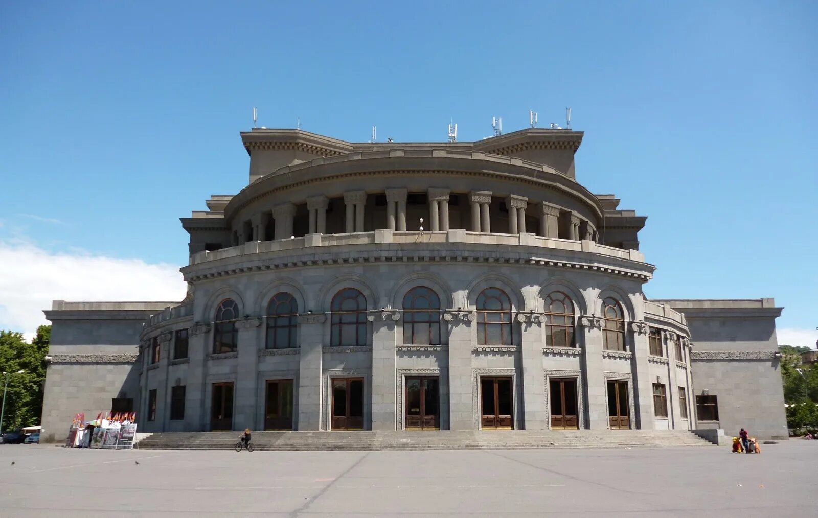 Ереван киев. Ереван кий оперный театр. Опера Ереван. Опера памятник Ереван. Ереван вокруг оперного театра.