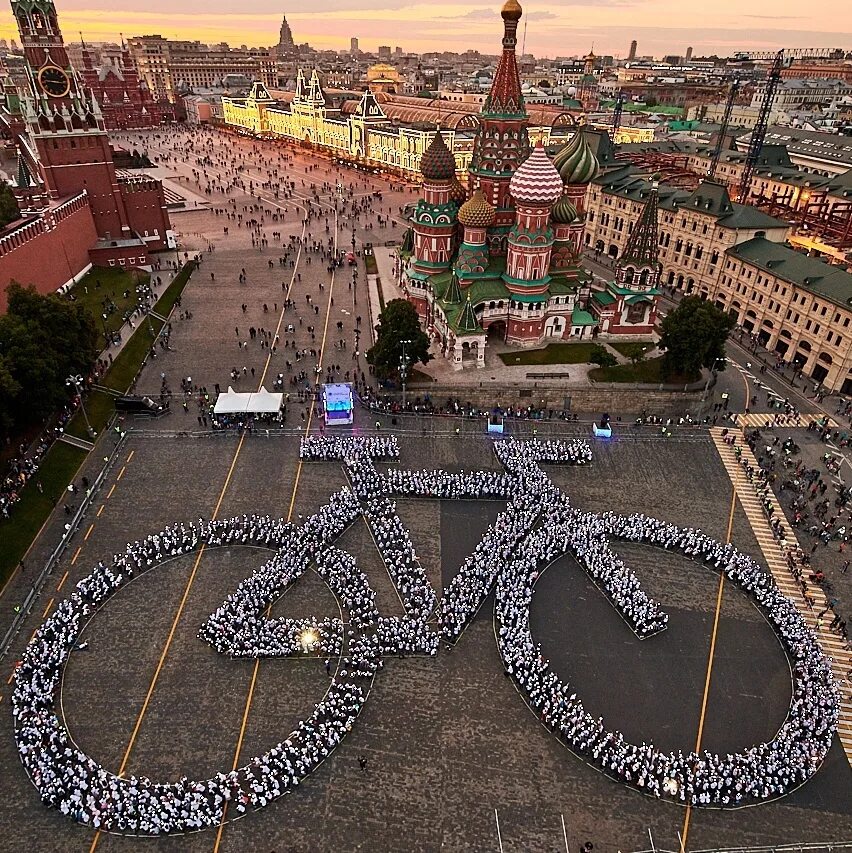 Москва рекорд гиннесса. Люди рекордсмены гиннесса. Москва сити между небоскребов. Москва рекорд гиннесса. Самой большой блин.