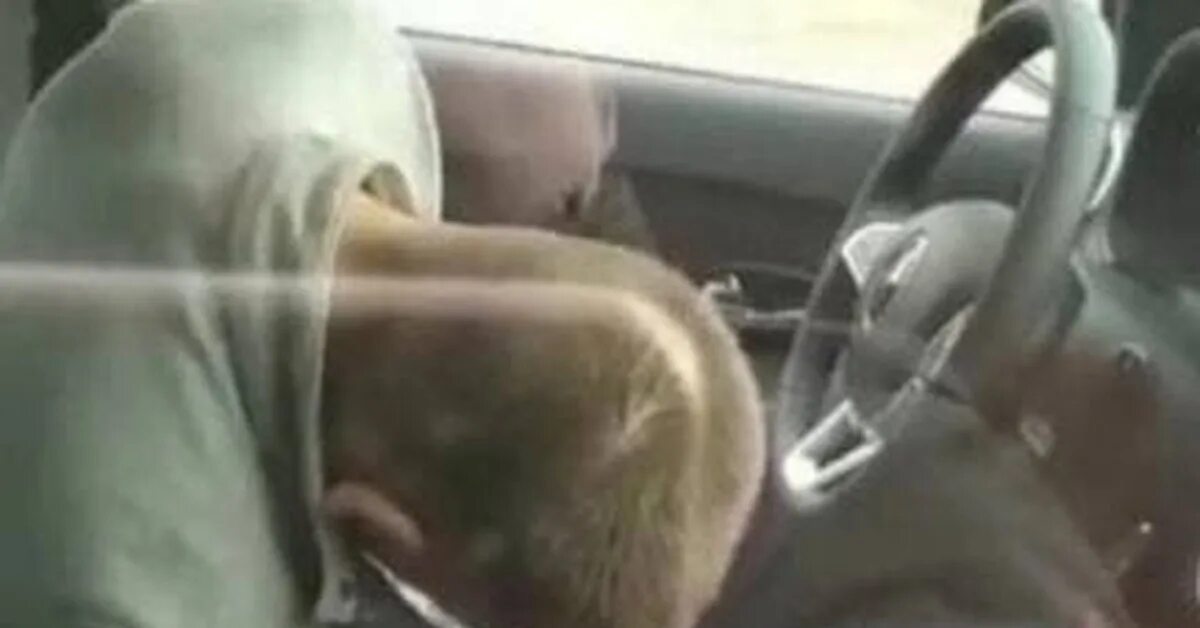 Уснула в такси. Таксист облапал спящую. Девушка уснула в такси. Таксист облапал спящую. Таксист пристает в машине.