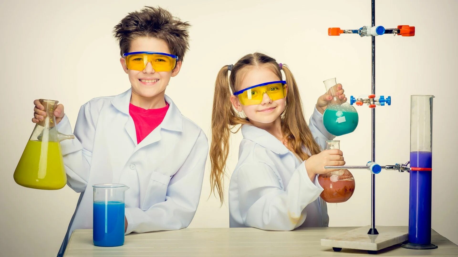Прозрачные опыты. Дети химики. Дети проводящие опыты. Химические эксперименты для детей. Наука для детей.