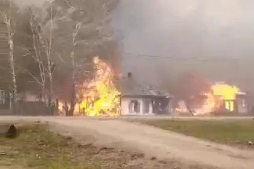 Называевск пожар 2022. Пожар в Новоалександровке Омск. Новоалександровка пожар. Огромный пожар. В омской области сгорели