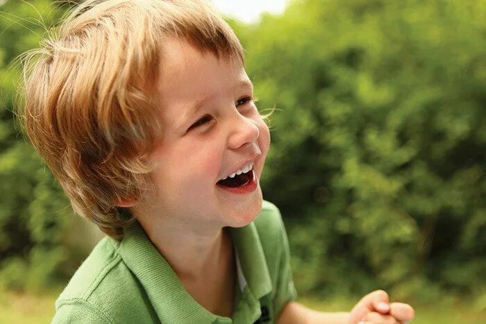 Эмоция смех. Женщина ржет. Мальчик эмоции. 12 смех. Мальчик смеется.