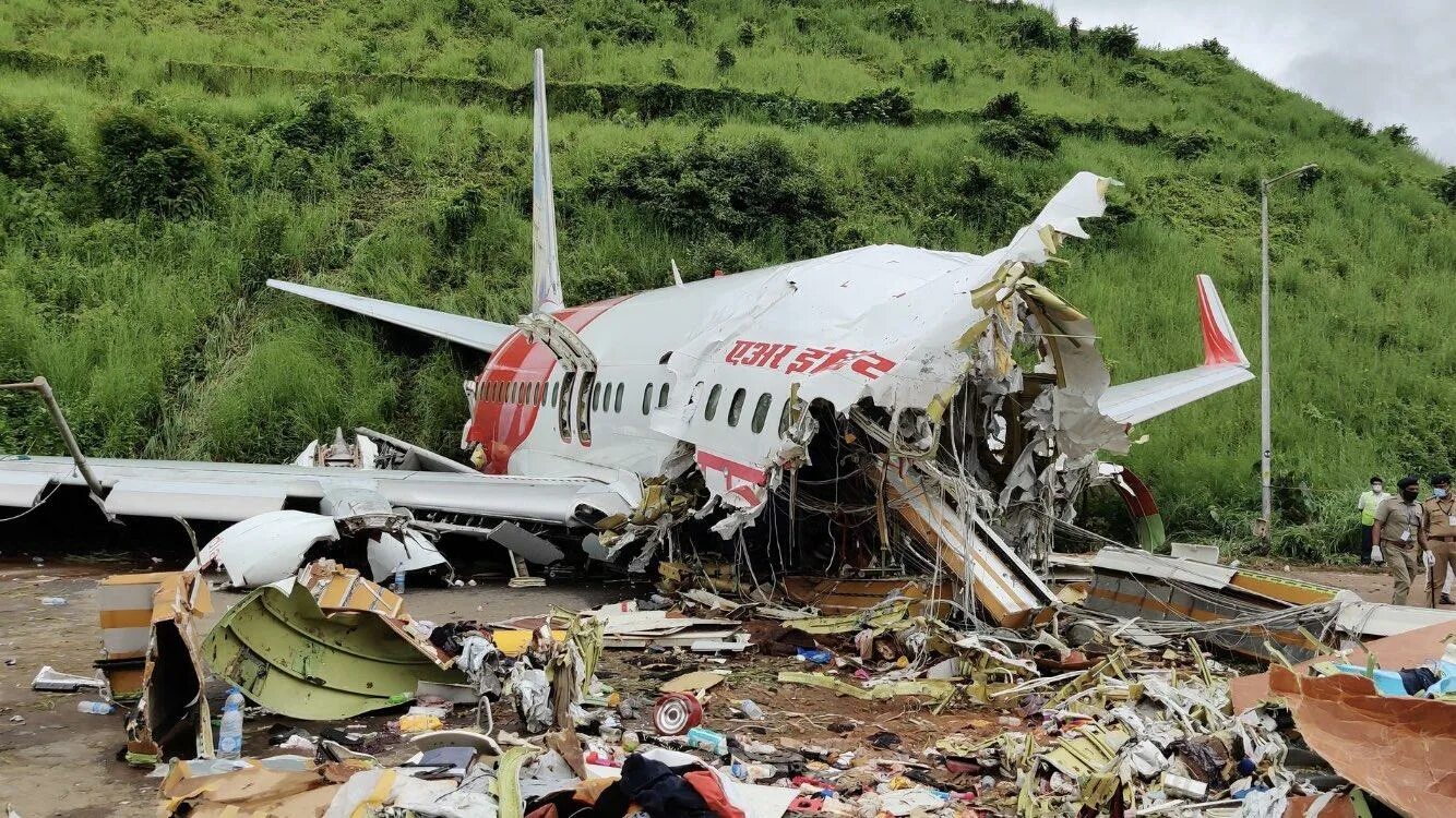 Боинг опасен. Крушение боинга 737 в китае. боинг 737 авиакатастрофа. boeing 747 air india катастрофа.