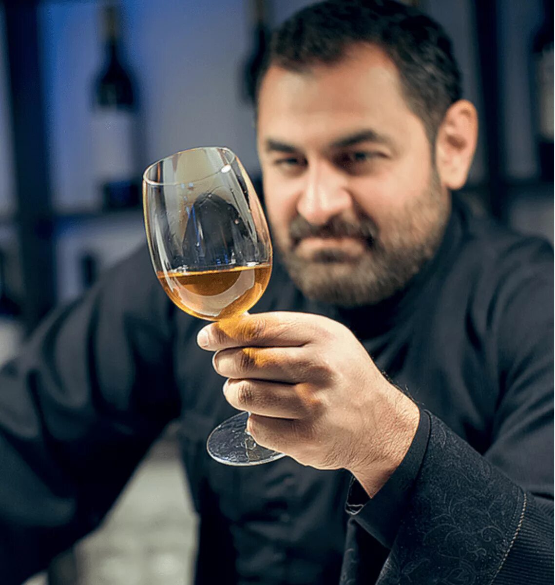 Луарсаб Тогонидзе. Мужчина с бокалом. Мужчина с бокалом вина. Мужчина с вином.