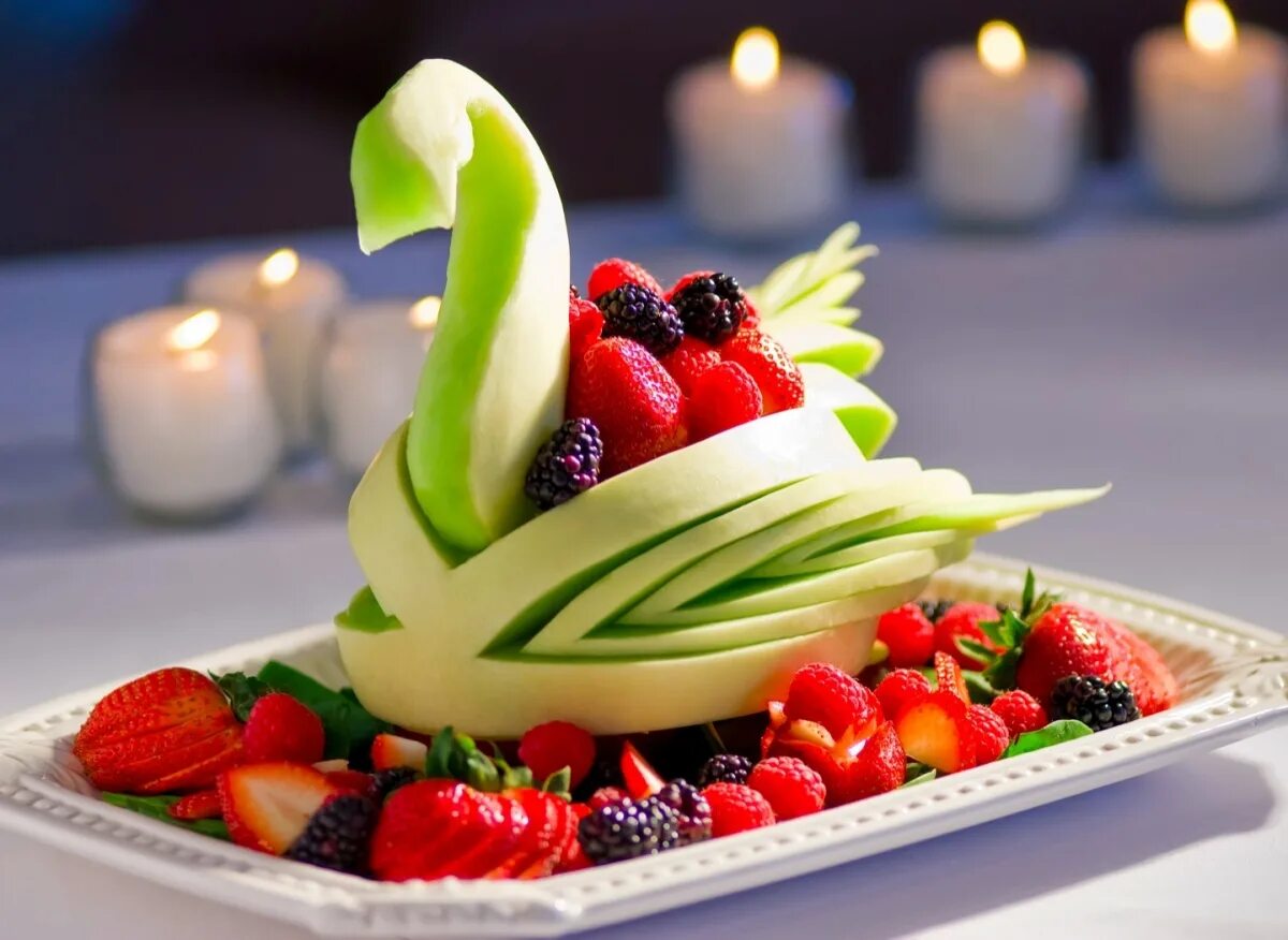 Подавать фрукты. Сервировка стола фруктами. Фруктовая нарезка. Красиво нарезать фрукты. Красиво сервировать фрукты.