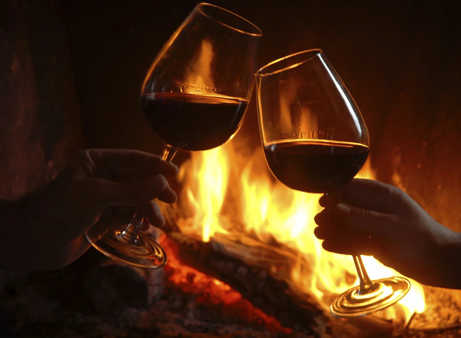 Камин вино. Вечер камин вино. Камин вино романтика. Бокал вина у камина. Бокал вина огонь