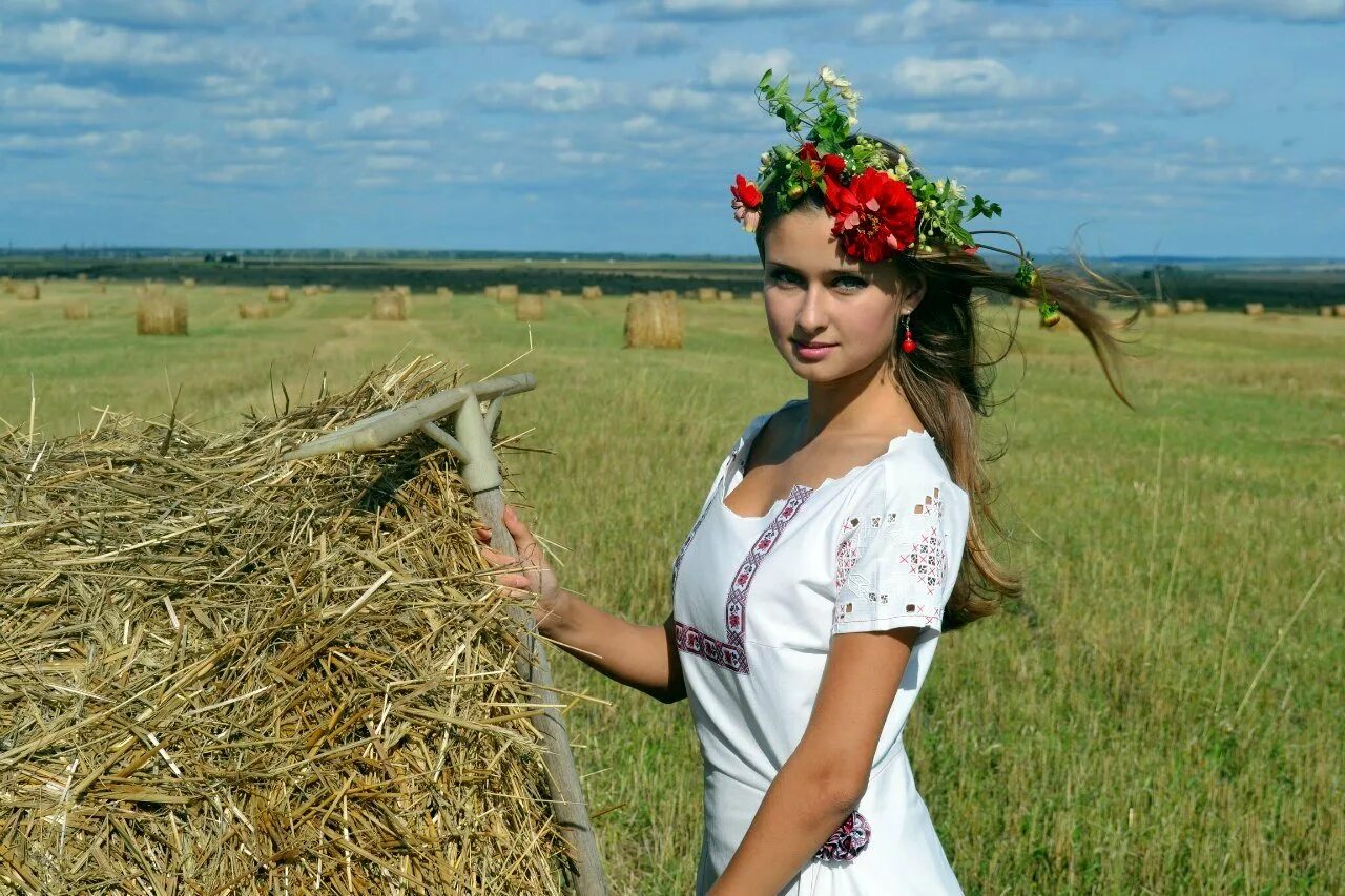 Славянские девушки. Девушки в деревне. Славянские девушки самые красивые. Девушка Славянка.