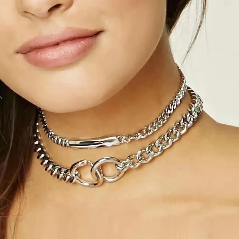 Цепи на шее девушки. Чокер с цепью. Украшения цепочки на шею. Цепь на шею женская. Красивые чокеры на шею.