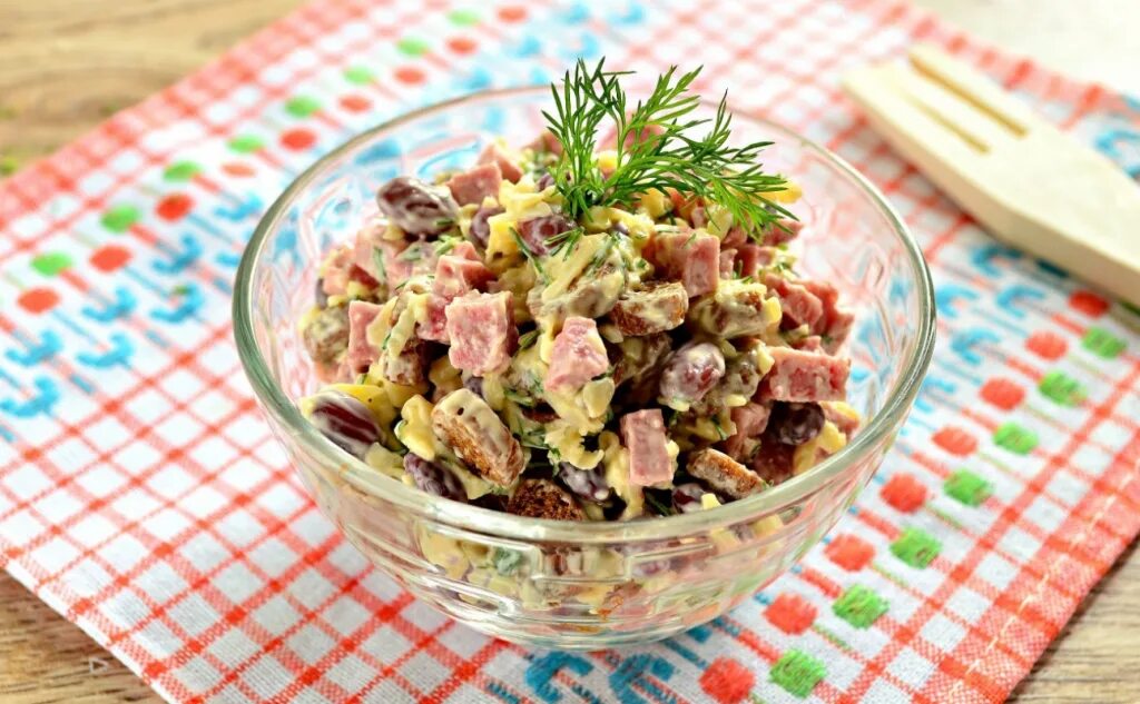 Салат кириешки соленые огурцы. Салат с макаронами и солеными огурцами. Салат обжорка с фасолью. Салат с сухариками и кукурузой и колбасой и огурцом. Салат кукуруза фасоль кириешки.