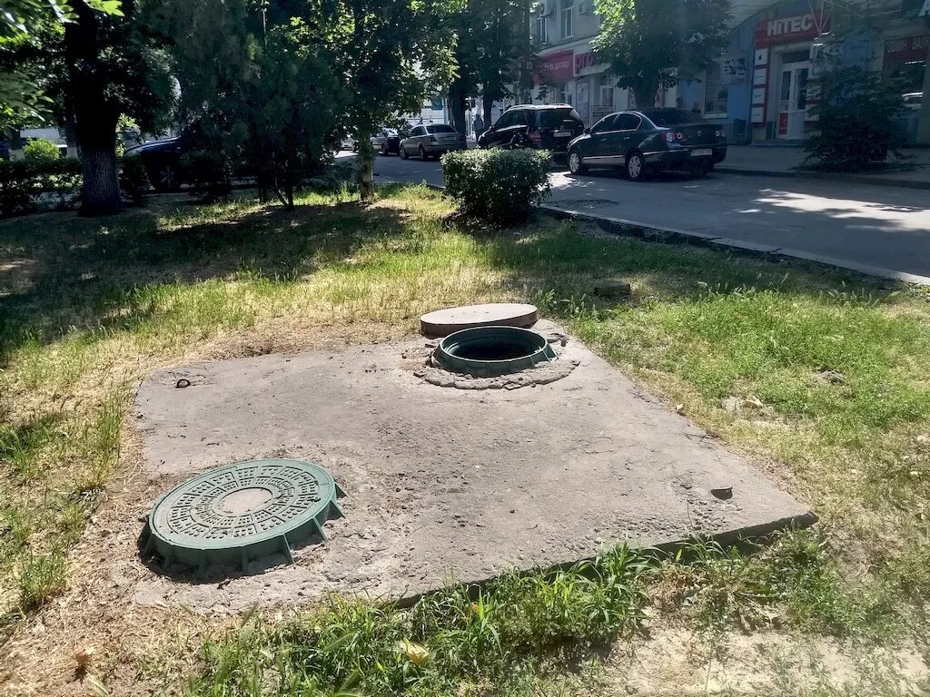 Канализационный люк внутри. Канализационный люк 10 трупов. Люк теплотрассы внутри. Люки тепловых сетей. Люк теплосети.