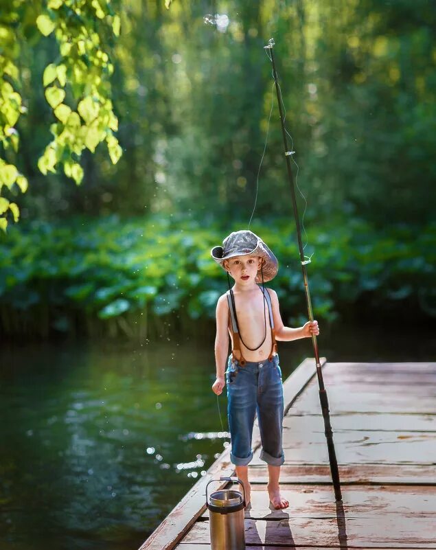 Мальчики ловят девочек. Детская фотосессия рыбалка. Фотосессия рыбалка дети. Мальчик Рыбак. Фотосессия Рыбак для ребенка.