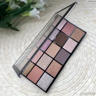 Палетка теней makeup revolution