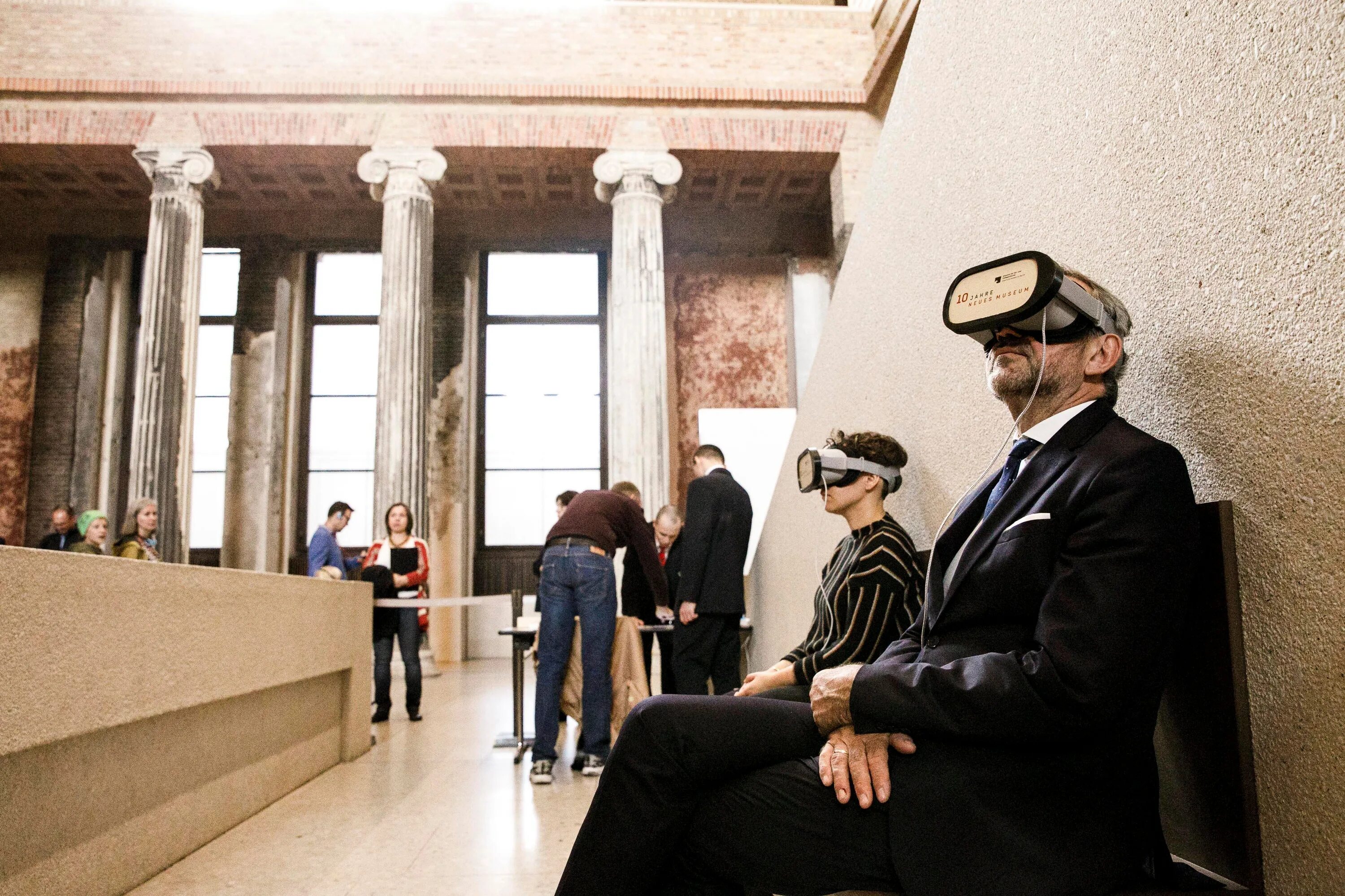 Музей виртуального искусства. Музей виртуальной реальности. vr музей. vr технологии в музее. vr очки в музее.