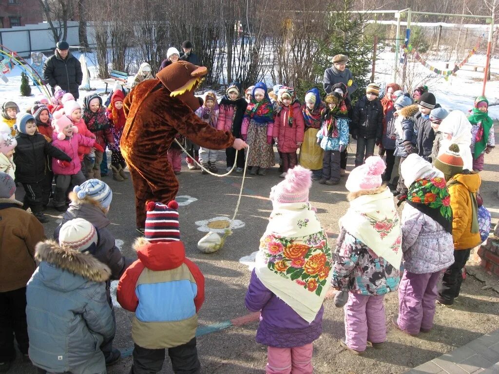 Как провести масленицу на улице. Масленица в детском саду. Праздник Масленица в детском саду. Масленичные гуляния в садике. Детям о Масленице в детском саду.