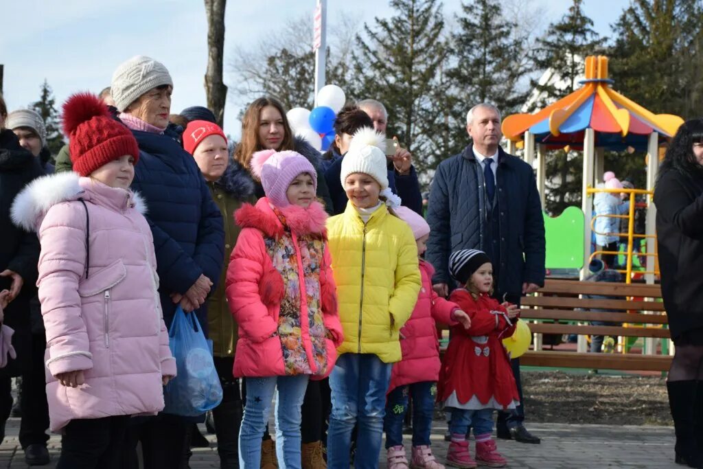 Новобейсугская выселковский краснодарский край. Школа в станице Новобейсугской. Открытие сквера Новобейсугская. Школа станица Новобейсугская Выселковский район. Новый парк в станице гражданской Выселковского района.