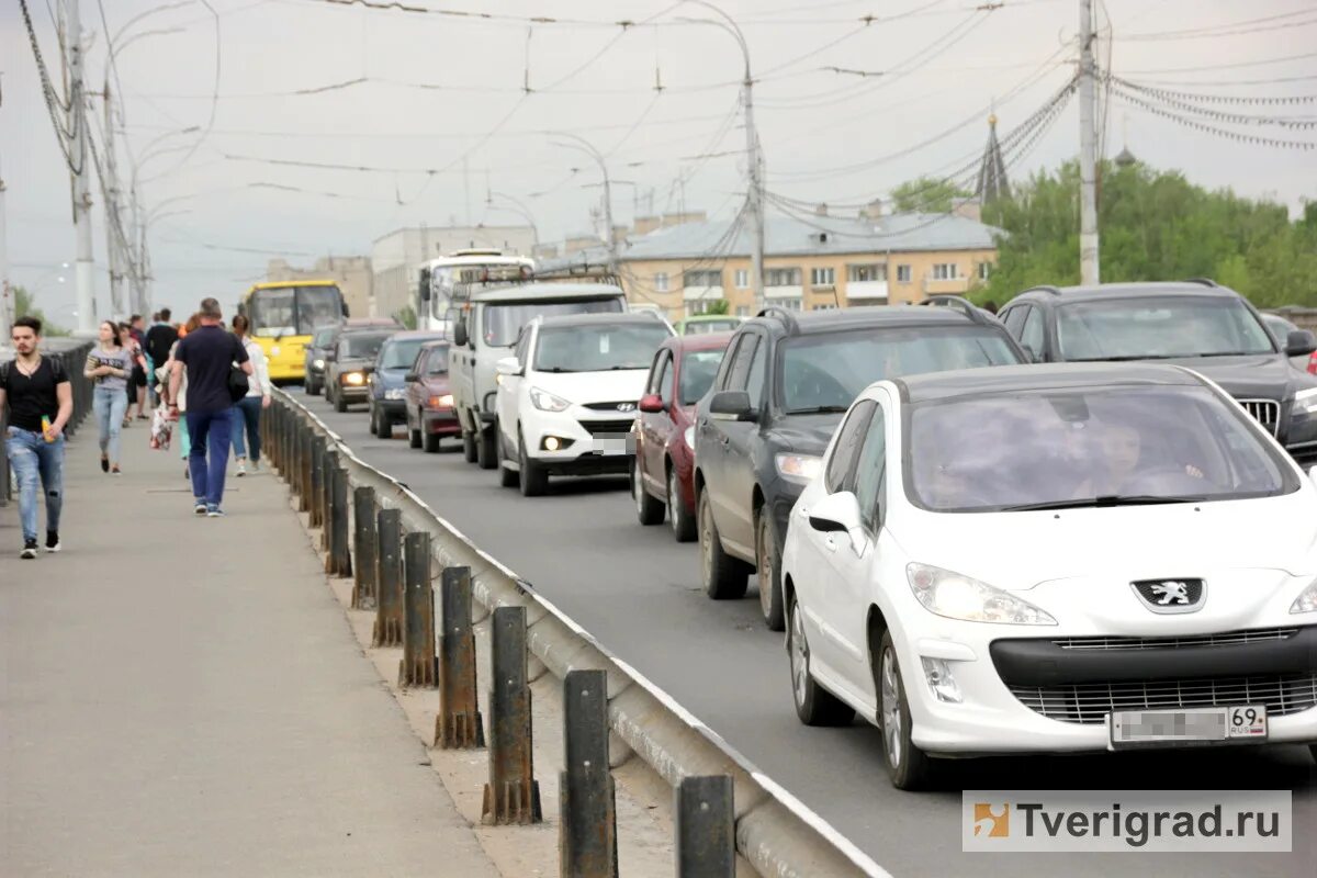 Старый мост закрыт. Пробки Тверь. Пробка на Тверской окружной дороге в Твери. Талдом-Тверь пробки.