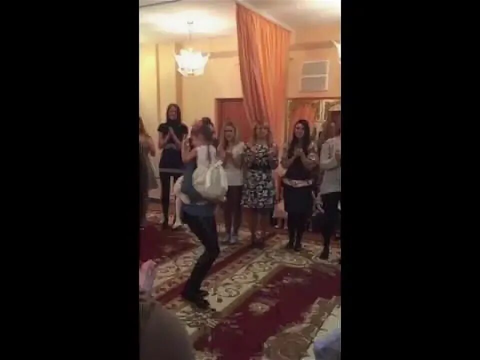 Мамы танцуют на выпускном в детском саду. Мамы в танце. Танец с мамой мп3. Трогательный танец ко дню матери. Танец с мамой в детском саду.