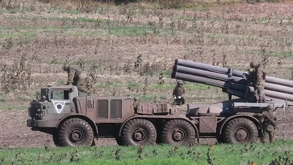 Система залпового огня ураган 1м. Рсзо бастион-01. бастион-01 реактивная система залпового огня. торнадо рсзо дальность стрельбы. рсзо ураган-1м 220мм.