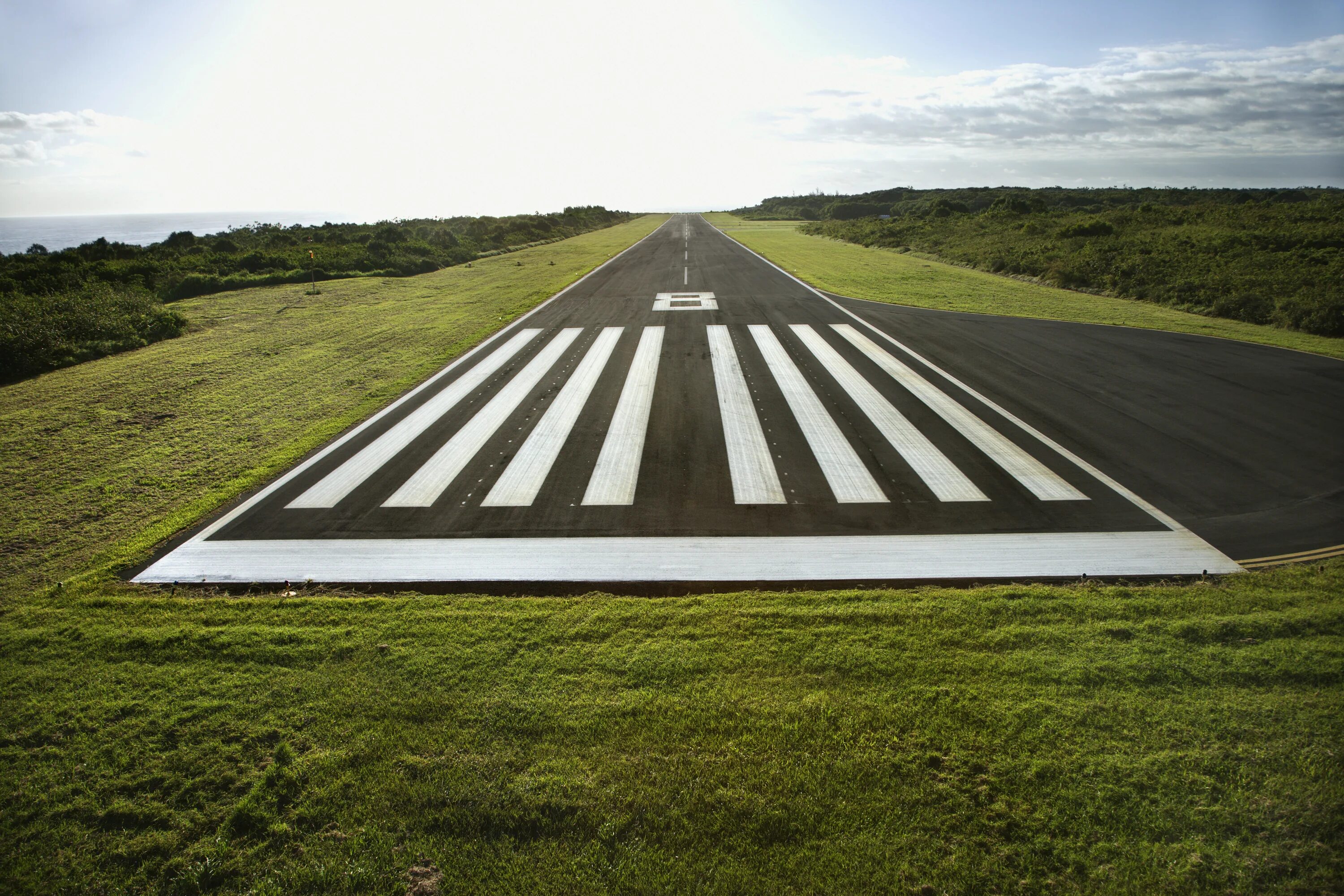 Посадочная полоса в поле. Private Airstrip photo Clipart. Дорожка 8 текст