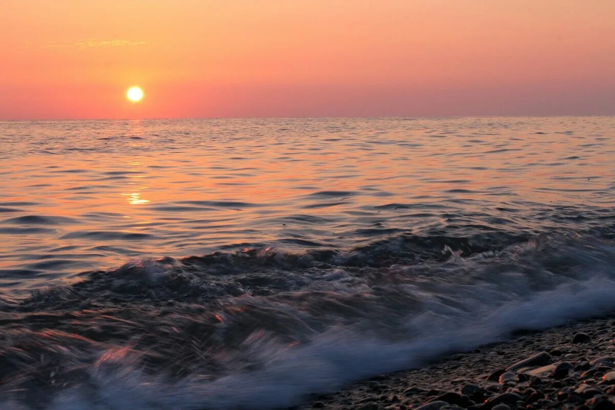 Песня черные волны черного моря. Черное море закат. Закат на пляже черное море. Красота черного моря. Красивые закаты на берегу чёрного моря.