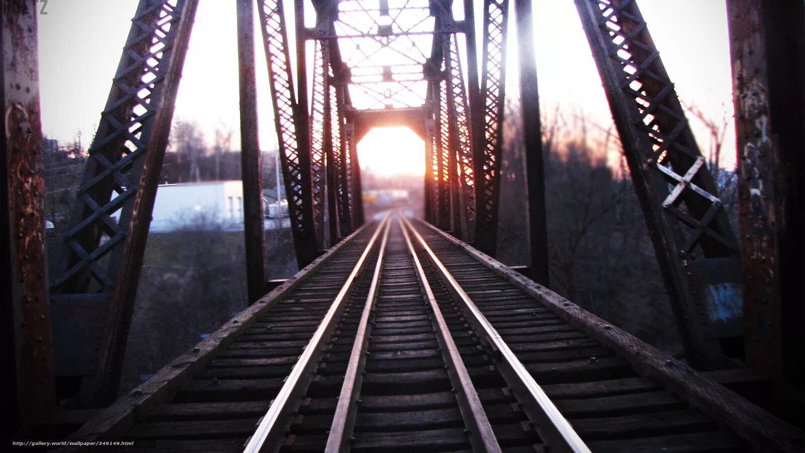 Вид никуда. Обои на рабочий стол железная дорога. Поезд на мосту. Железнодорожный мост. Рельсы на мосту.