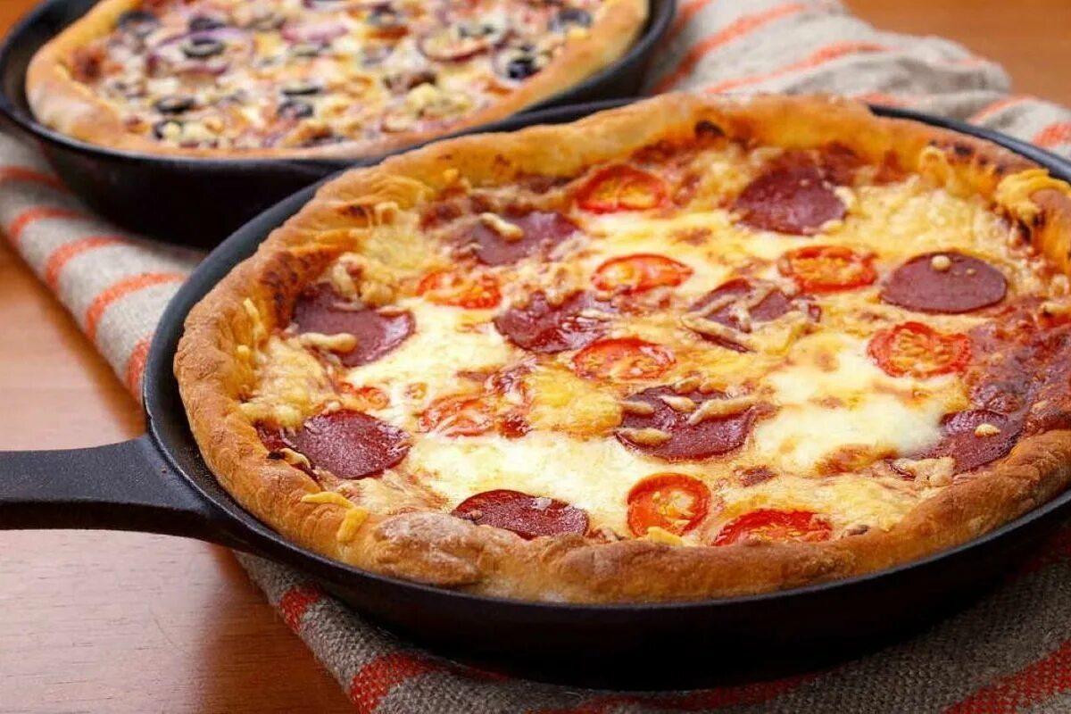 Домашняя пицца 10. Пицца на сковороде. Аппетитная пицца. Простая и вкусная пицца на сковороде. Пицца быстрого приготовления.