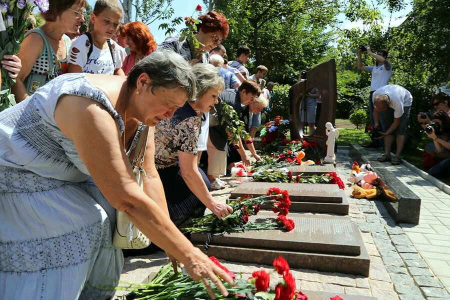 Памятник жертвам Горловка. Памятник погибшим мирным жителям Донбасса. Памятник погибшим в Горловке.