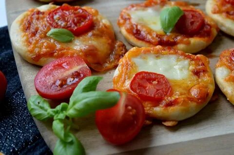 Мини пиццы из готового теста