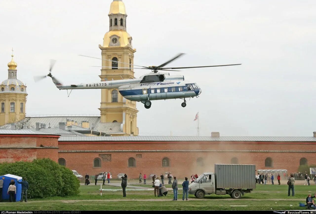 Вертолеты над санкт петербургом. Вертолетные экскурсии Петропавловская крепость. Вертолет Петропавловская крепость ми. Вертолет в Питере Петропавловская крепость. Ми 8 Петропавловская крепость.