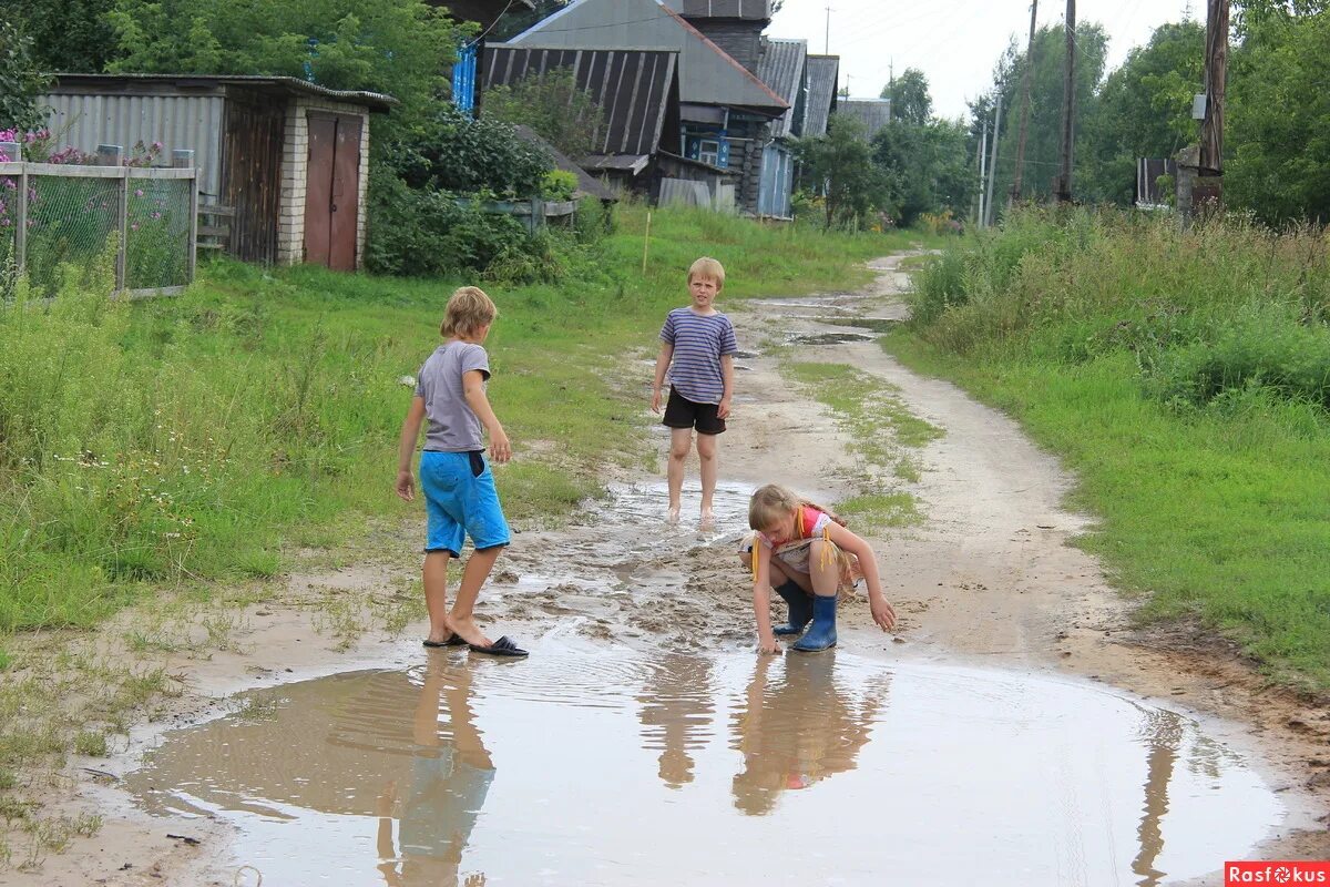 После деревне. Дождик в деревне. Лужа в деревне. Каникулы в деревне. Дети бегут в деревне.