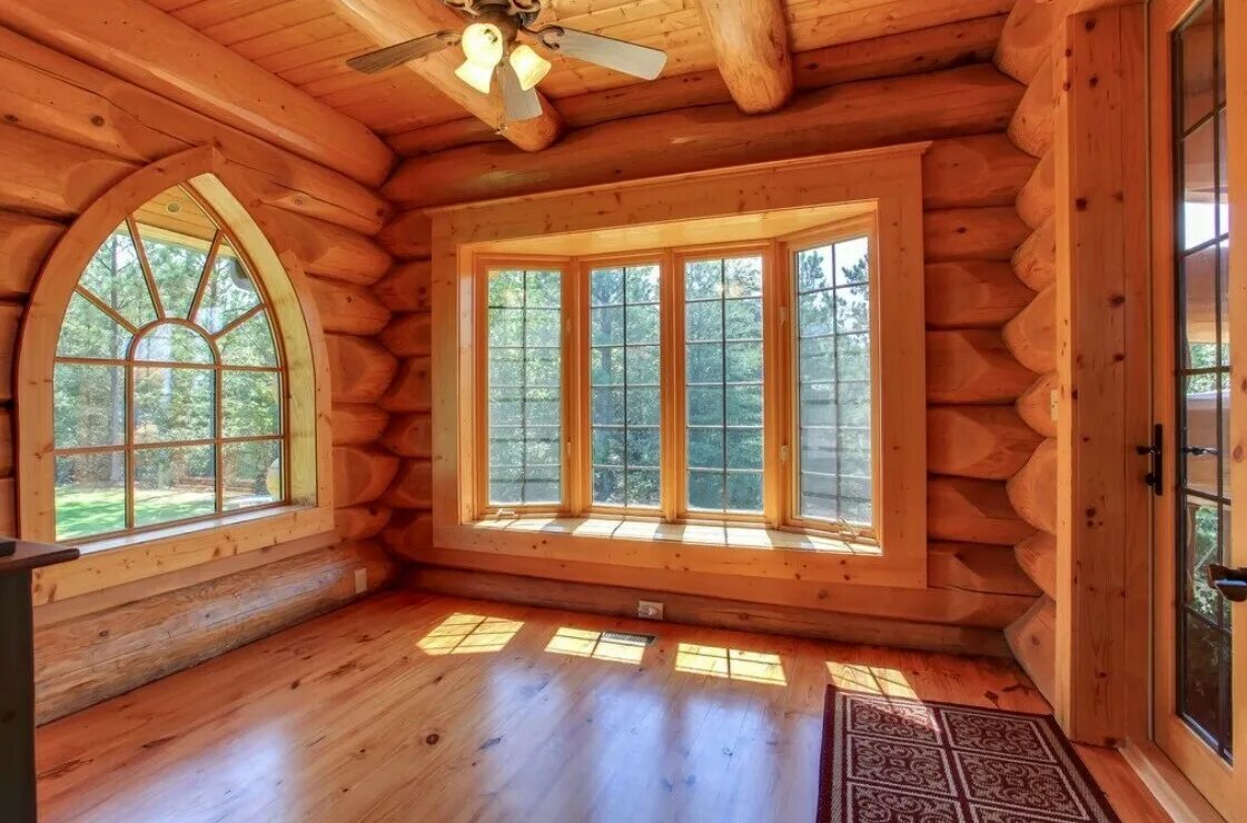 Купить окна в деревянный дом. Сибирский дом лиственница. Терем из лиственницы. Дом из лиственницы. Дом из бревна.