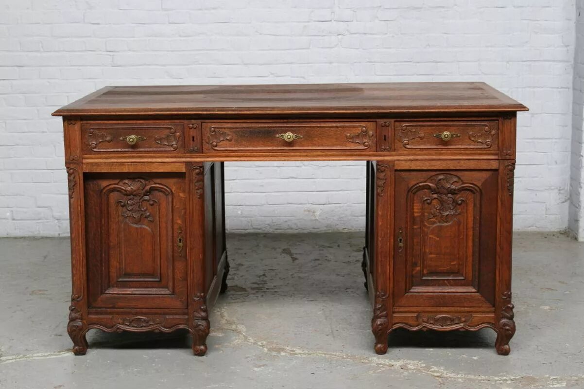 Купить старые классики. Стол двухтумбовый 19 век. Старинный стол. Старинный письменный стол. Антикварный письменный стол.