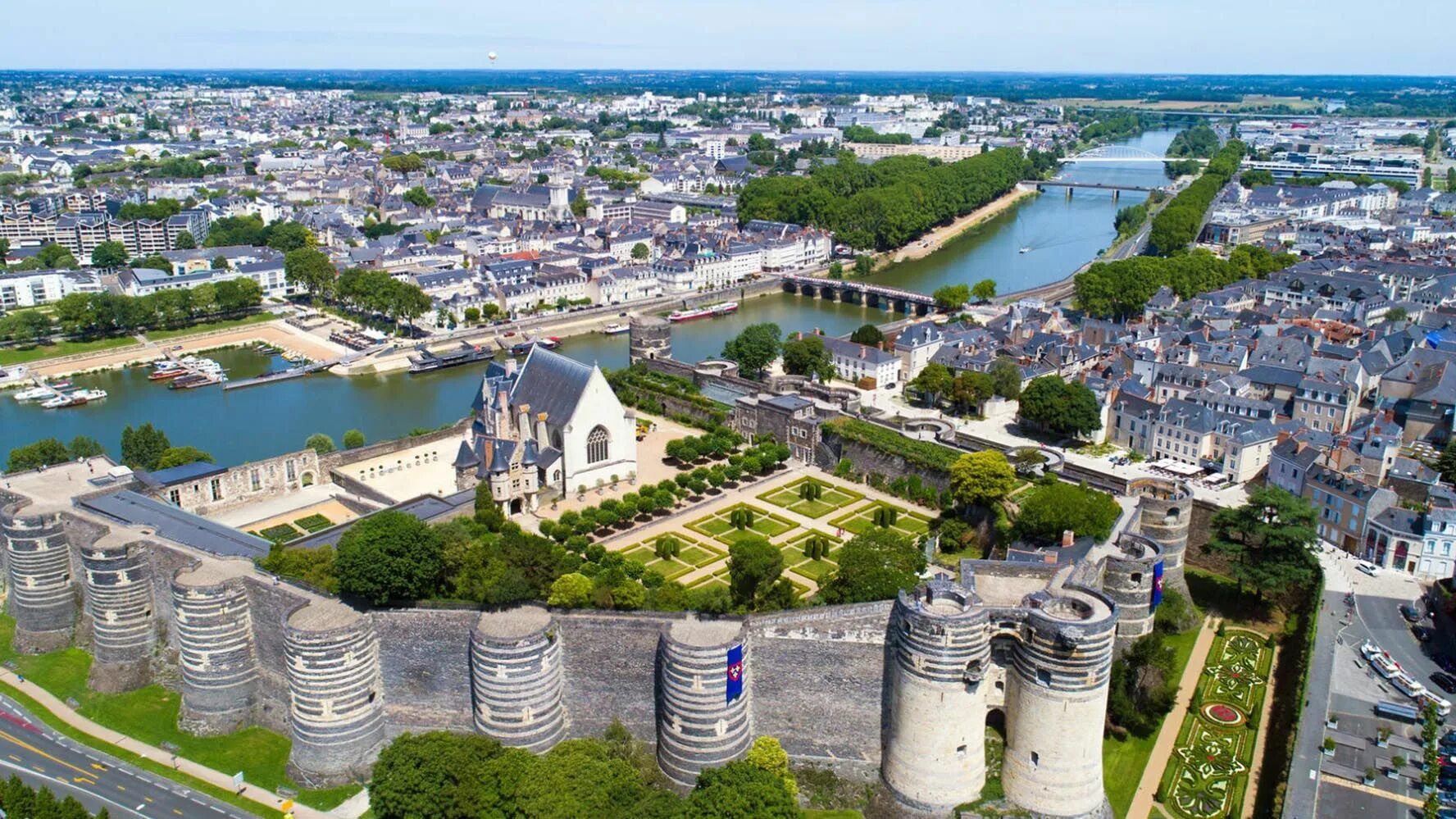 Анже. Анже Франция город. Angers, pays de la Loire, Франция. Замок Анже Франция. Город Анже Франция достопримечательности.