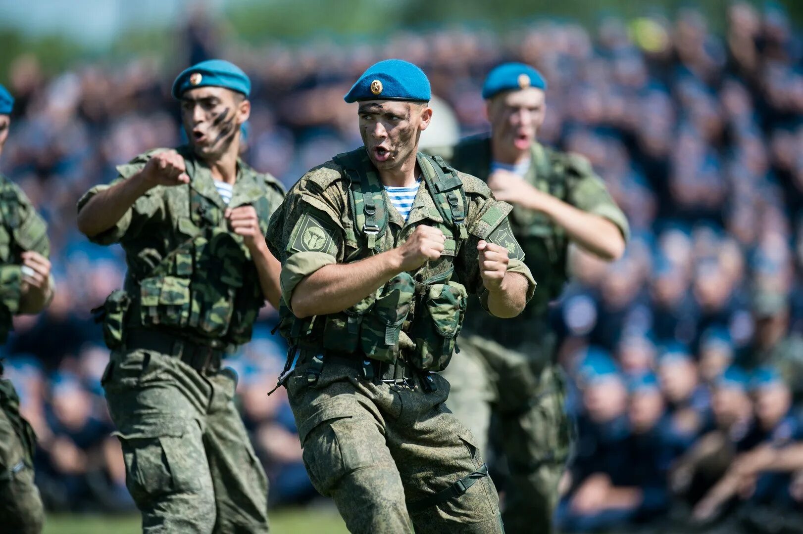 Десантники войска. Воздушно-десантные войска (ВДВ). ВДВ РФ. ВДВ воздушные десантные войска. ВДВ РФ В Гостомеле.