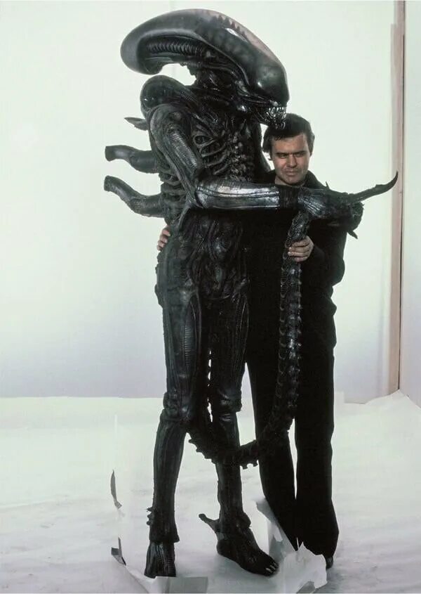 Чужой завет фильм 2017 неоморф. Чужой гигер ридли скотт. Ханс гигер. Боладжи бадеджо в фильме чужой. Лего чужой лицехват.