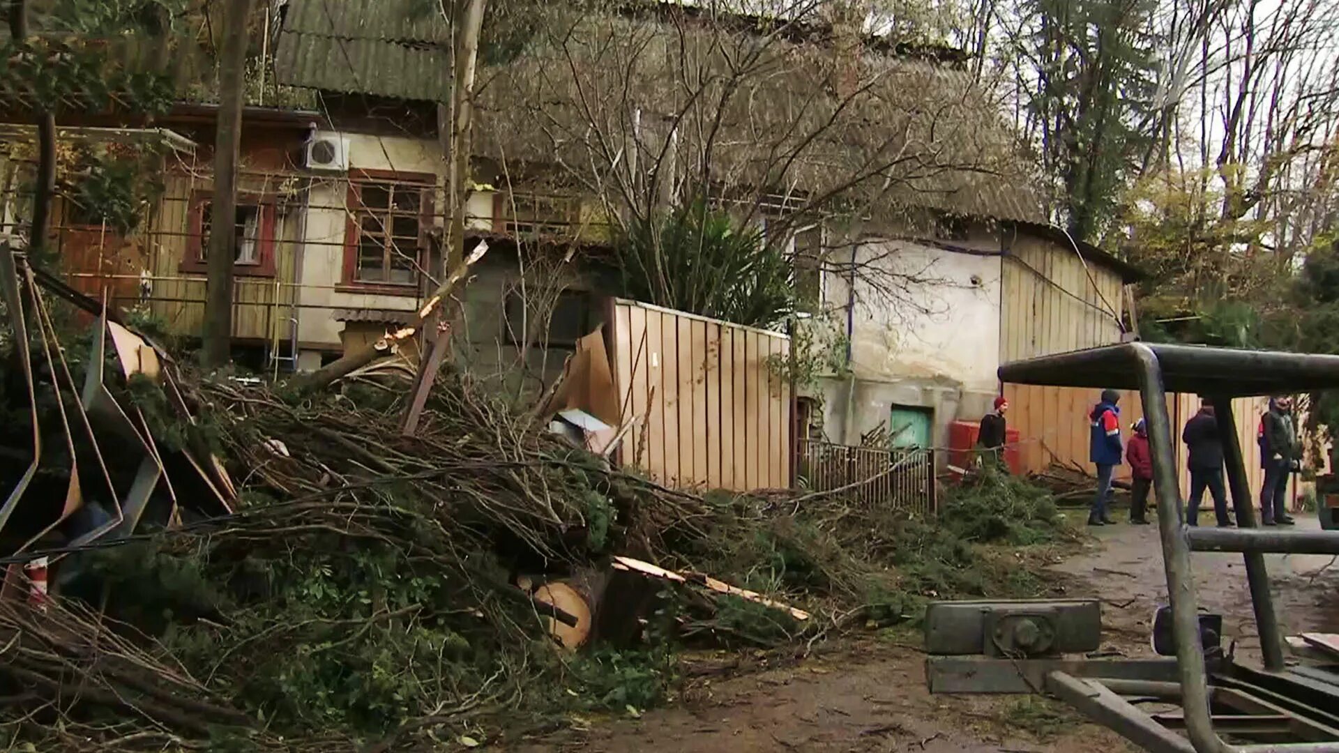 ураган в сочи 30 ноября 2021. ураган в сочи. смерч в адлере 2001. сочи 10 ураганов. стихия в сочи.